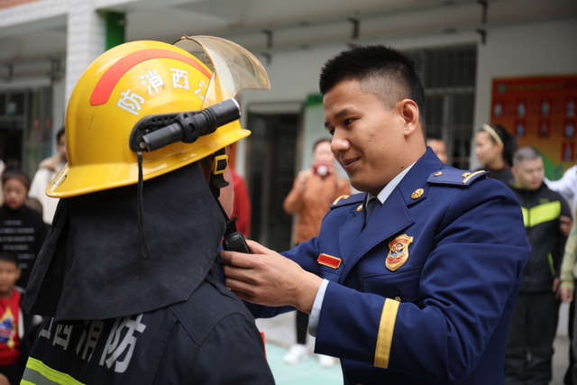 江西大余县消防救援大队走进特教学校送关爱 江西大余县消防救援大队走进特教学校送关爱_fororder_图片3
