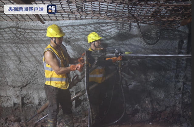 Thông tuyến đường hầm trên tuyến đường sắt cao tốc đầu tiên của Trung Quốc đến cửa khẩu biên giới Trung – Việt Thông tuyến đường hầm trên tuyến đường sắt cao tốc đầu tiên của Trung Quốc đến cửa khẩu biên giới Trung – Việt_fororder_防城港-东兴高铁隧道贯通2