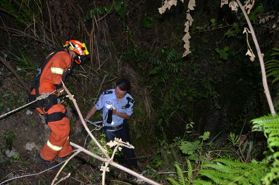 贵州紫云：男子被困15米深洞 消防成功营救