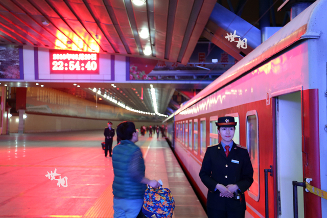 深夜列车美女乘务员的双面人生组图