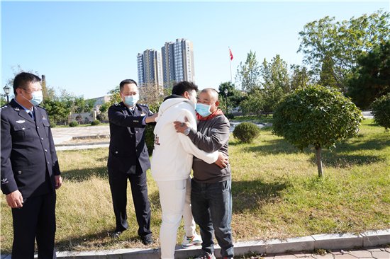 辽宁锦州：公安民警帮他找到失散25年的父亲_fororder_图片5