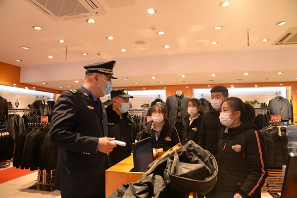 防疫有序|战“疫”党员冲锋在前 扎实做好疫情防控和城市管理工作_fororder_赵洋和队员开展街面巡查-供图-成都市城管委