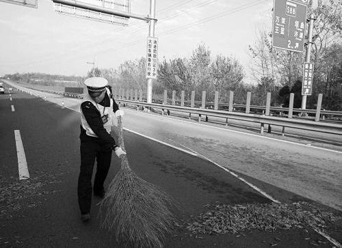 货车侧翻辣椒撒一地 民警帮清理呛得泪流满面