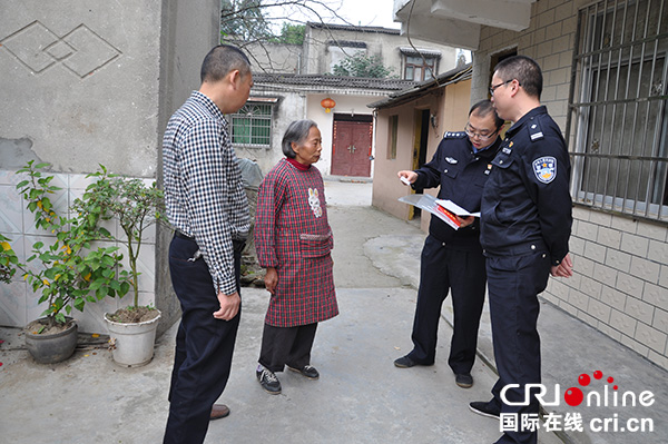 图片默认标题_fororder_看望扶贫户(摄影-谭媛元)