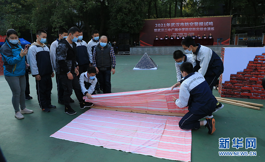 防空演练增强学生国防意识根植爱国精神