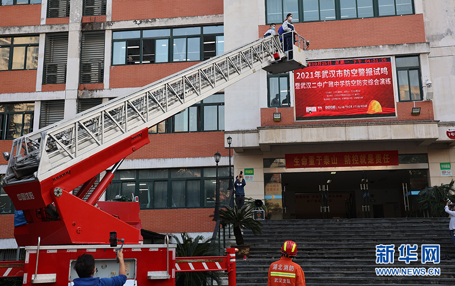 防空演练增强学生国防意识根植爱国精神