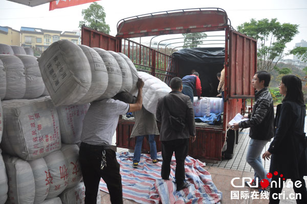 图片默认标题_fororder_御寒物资装车。摄影--张清锐_0112