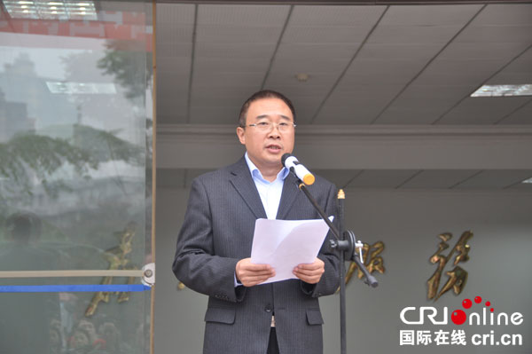 图片默认标题_fororder_眉山市民政局局长万俊才宣布御寒物资正式启运。摄影-张清锐