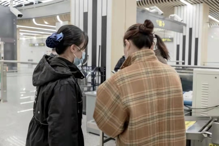 (转载)背着40斤消毒水,他们在地铁站日行上万步……