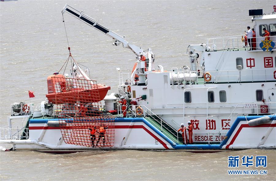 上海举行国际邮轮海上救生应急演习