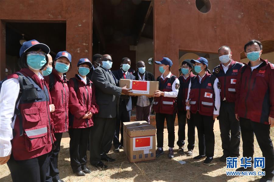 中国抗疫专家组赴津巴布韦多地交流并捐赠医疗物资