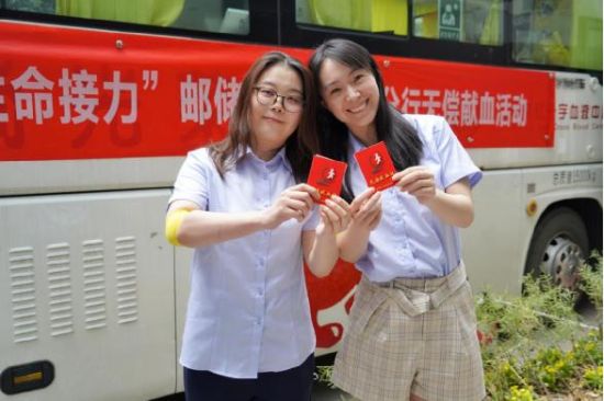 （金融列表 三吴大地南京 移动版）邮储银行南京市分行员工用捋袖献血表达爱