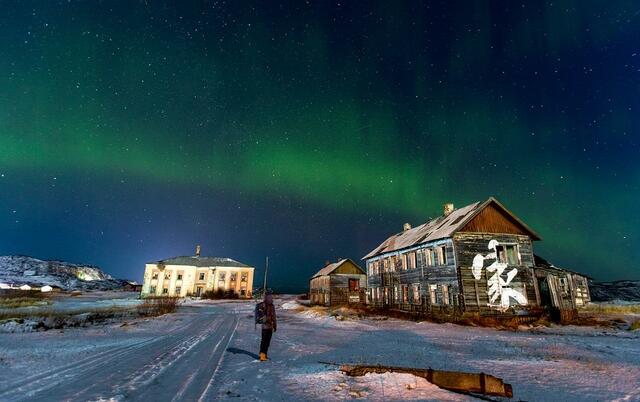 俄罗斯摩尔曼斯克地区现唯美北极光