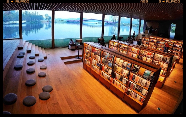 （中首）宛在水中央 兴隆湖畔“最美”书店开业