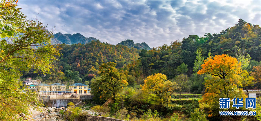 河南平顶山：公路弯弯山绚烂