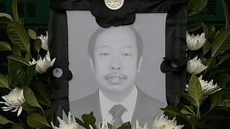 把荒山秃岭留给历史,把绿水青山留给未来 |《美术经典中的党史》邀您走近油画《太行山上的新愚公——李保国》……