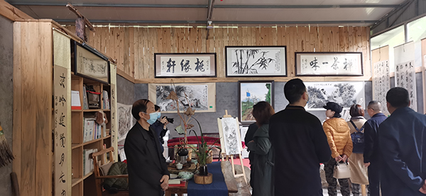 广元苍溪:激活乡村振兴“密码” 构筑乡村新画卷_fororder_图为,游客参观学习“桃缘轩”美术展览馆