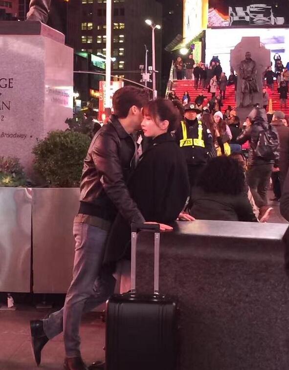 李易峰江疏影纽约街头撒糖 高甜暴击粉丝直呼