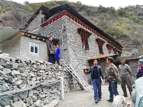 甘孜州雅江县江益西村第一书记邱雪雨全力以赴助力脱贫攻坚