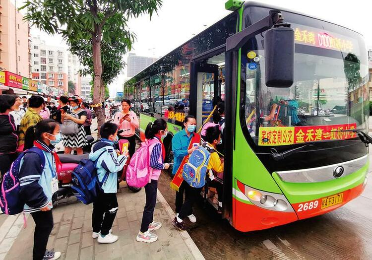 南宁市民点赞新能源公交“既安静又舒适”