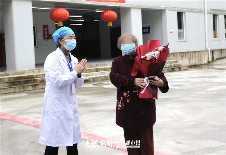 贵州两名确诊病例在将军山医院治愈出院
