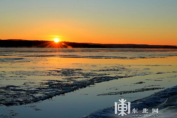 黑龙江呼玛段呈现跑冰排美景 迎来2021年冬季流冰期
