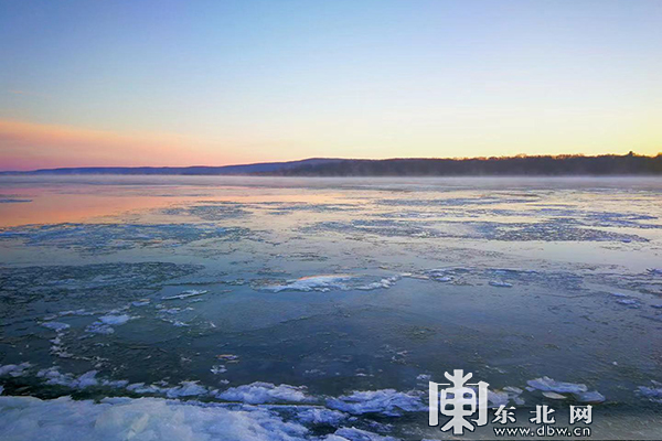 黑龙江呼玛段呈现跑冰排美景 迎来2021年冬季流冰期