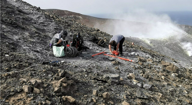 大量有害气体逸出 意大利一火山岛250名居民被转移安置