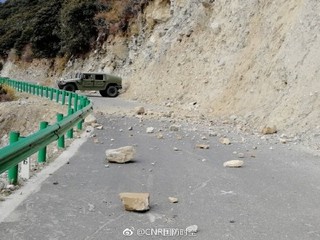 林芝一座大桥附近现塌方情况 边防团紧急疏散群众