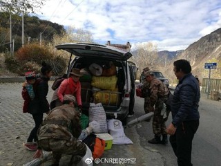 林芝一座大桥附近现塌方情况 边防团紧急疏散群众