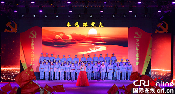 图片默认标题_fororder_大合唱《旗帜颂》（成都龙泉驿区委宣传部-供图）