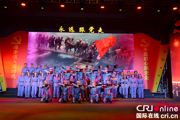 图片默认标题_fororder_情景表演合唱《四渡赤水》（成都龙泉驿区委宣传部-供图）