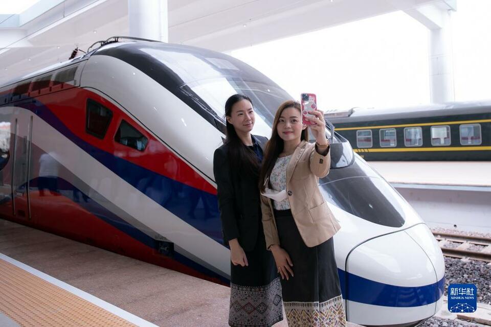中老铁路“澜沧号”动车组交付仪式在万象站举行