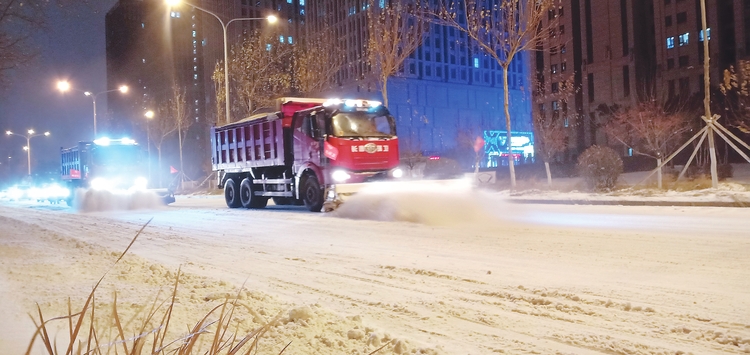 长春市开展清雪工作应对极端天气 全力保障主次干路车辆通行顺畅