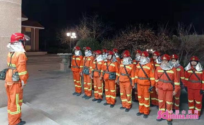实战环境练技能 青岛崂山区森林消防专业队伍夜间实战演练