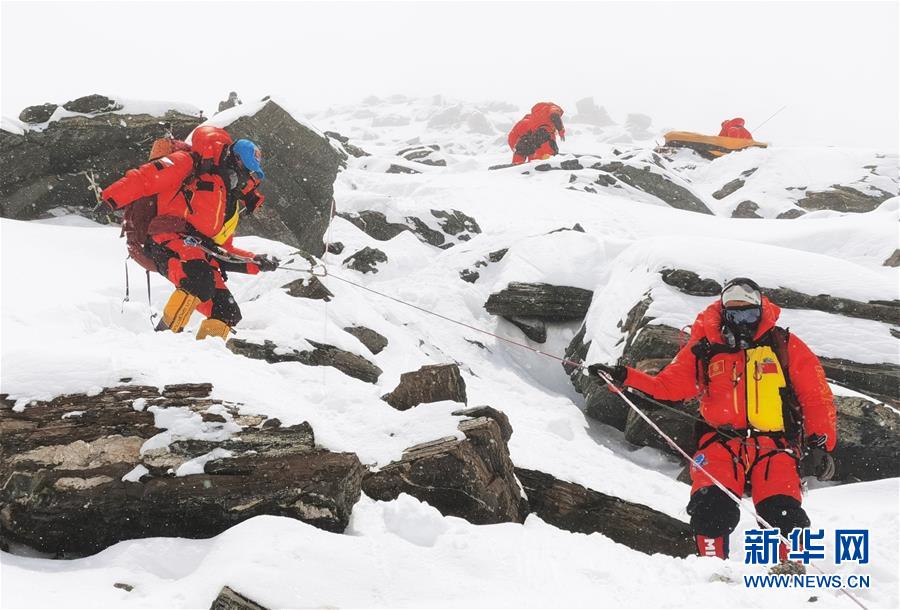 珠峰高程测量登山队撤回前进营地 登顶日期将再调整
