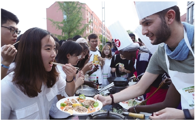 沈阳农大展开中外大学生“家乡菜”巅峰对决
