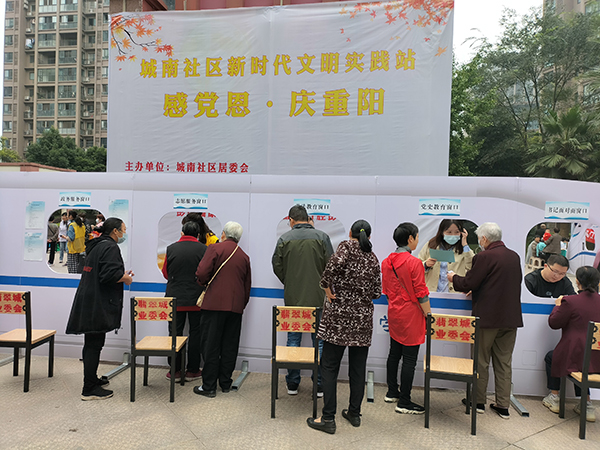 眉山彭山:便民窗口进小区 服务群众“零”距离_fororder_“列车”里的便民服务窗口-摄影-温选鹏