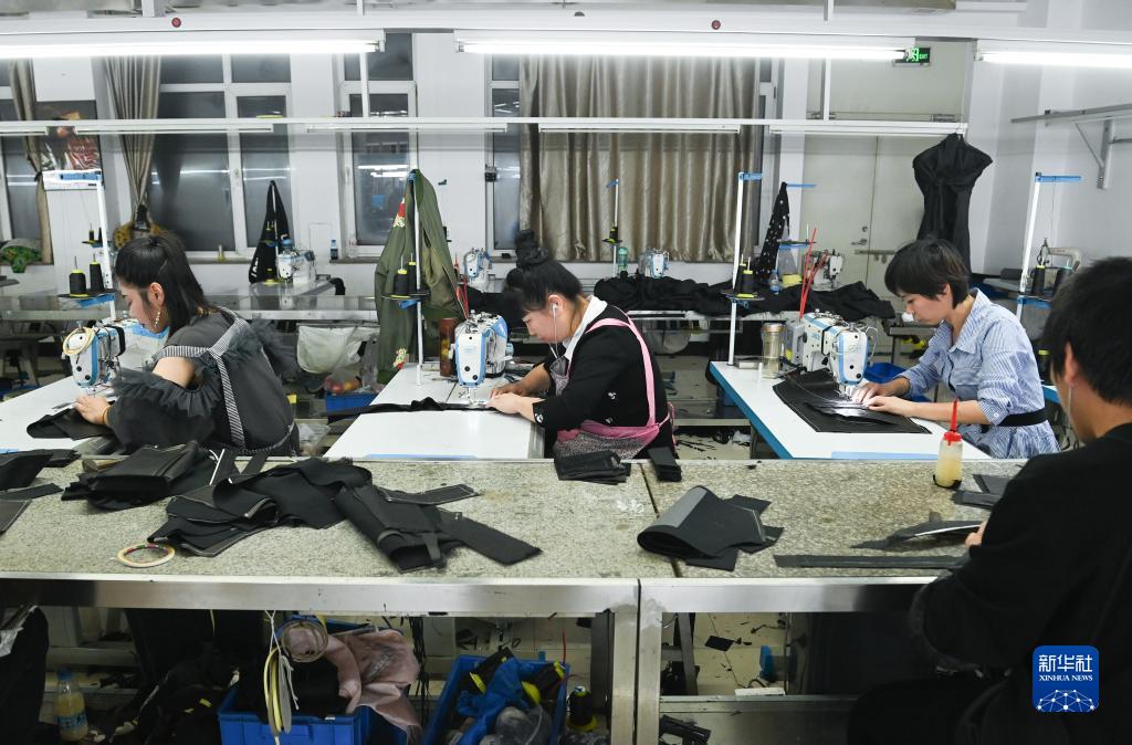 寒潮来袭“冷”“冷”“冷”,这里的冬装卖得“热”“热”“热”_fororder_新华1
