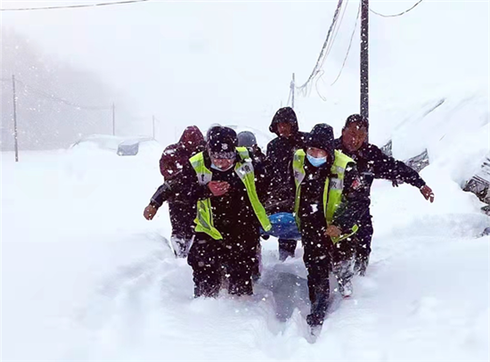 沈阳新民市各级各部门“以雪为令” 昼夜清雪保畅通_fororder_图片4