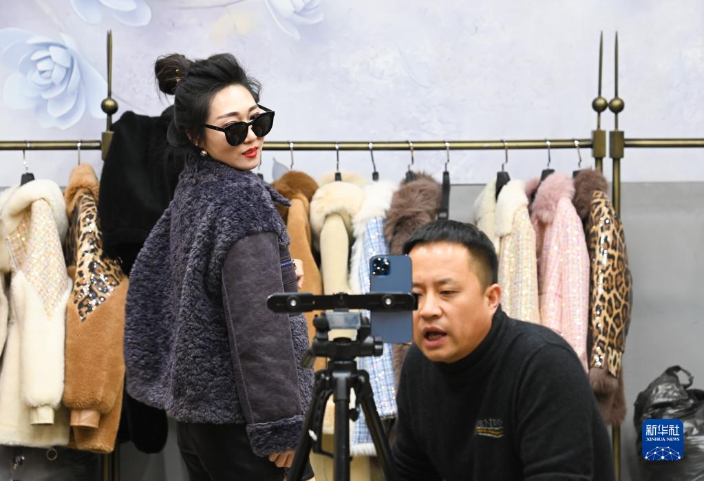 寒潮来袭“冷”“冷”“冷”,这里的冬装卖得“热”“热”“热”_fororder_新华2