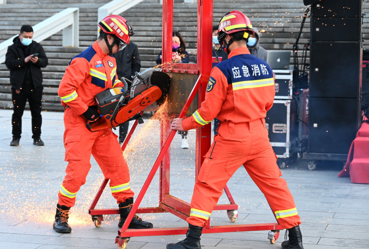 河北邯郸：消防演练看在眼 消防安全记心上