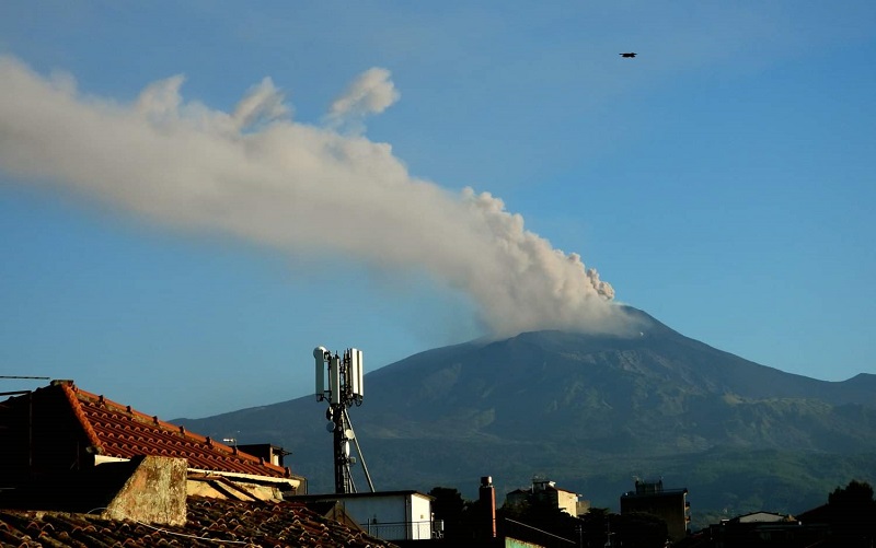 ​意大利埃特纳火山喷发 火山灰柱高达4500米