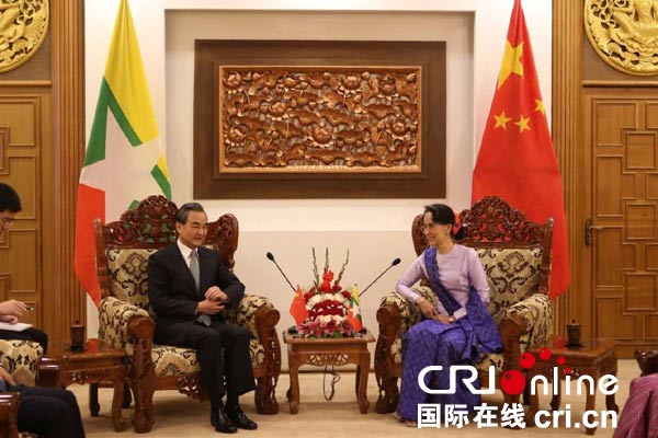 王毅和缅甸宗教事务与文化部部长都拉吴昂哥共同为中国文化中心揭牌
