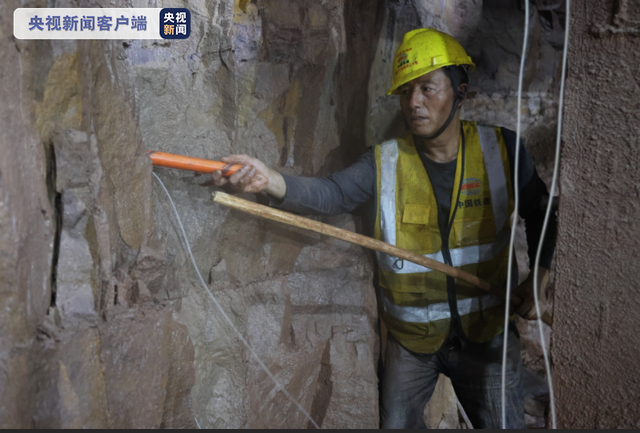 Thông tuyến đường hầm trên tuyến đường sắt cao tốc đầu tiên của Trung Quốc đến cửa khẩu biên giới Trung – Việt Thông tuyến đường hầm trên tuyến đường sắt cao tốc đầu tiên của Trung Quốc đến cửa khẩu biên giới Trung – Việt_fororder_防城港-东兴高铁隧道贯通4