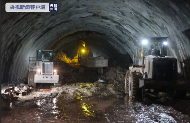 Thông tuyến đường hầm trên tuyến đường sắt cao tốc đầu tiên của Trung Quốc đến cửa khẩu biên giới Trung – Việt Thông tuyến đường hầm trên tuyến đường sắt cao tốc đầu tiên của Trung Quốc đến cửa khẩu biên giới Trung – Việt_fororder_防城港-东兴高铁隧道贯通3