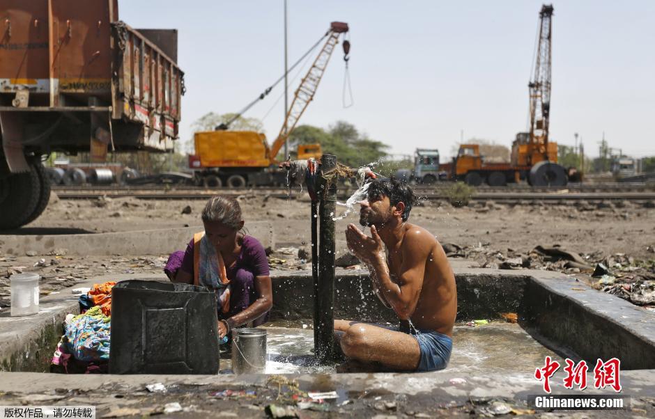 印度多地气温突破40摄氏度 热浪致66人丧生(组图)