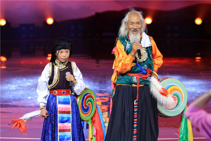 娱乐 滚动 >>正文      年仅13岁的次仁顿珠带着一群年轻的舞者,完美
