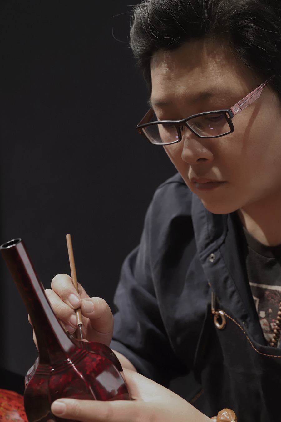 探访福建“非遗”技艺:被西方誉为“东方黑宝石”的脱胎漆器,如何延续百年辉煌?