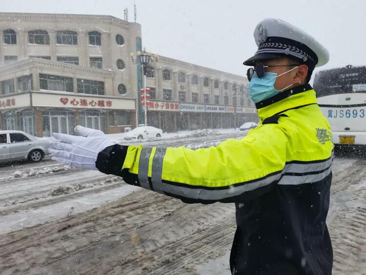 （原创）沧州市公安局渤海新区分局：雪中“警”，为民情！_fororder_1